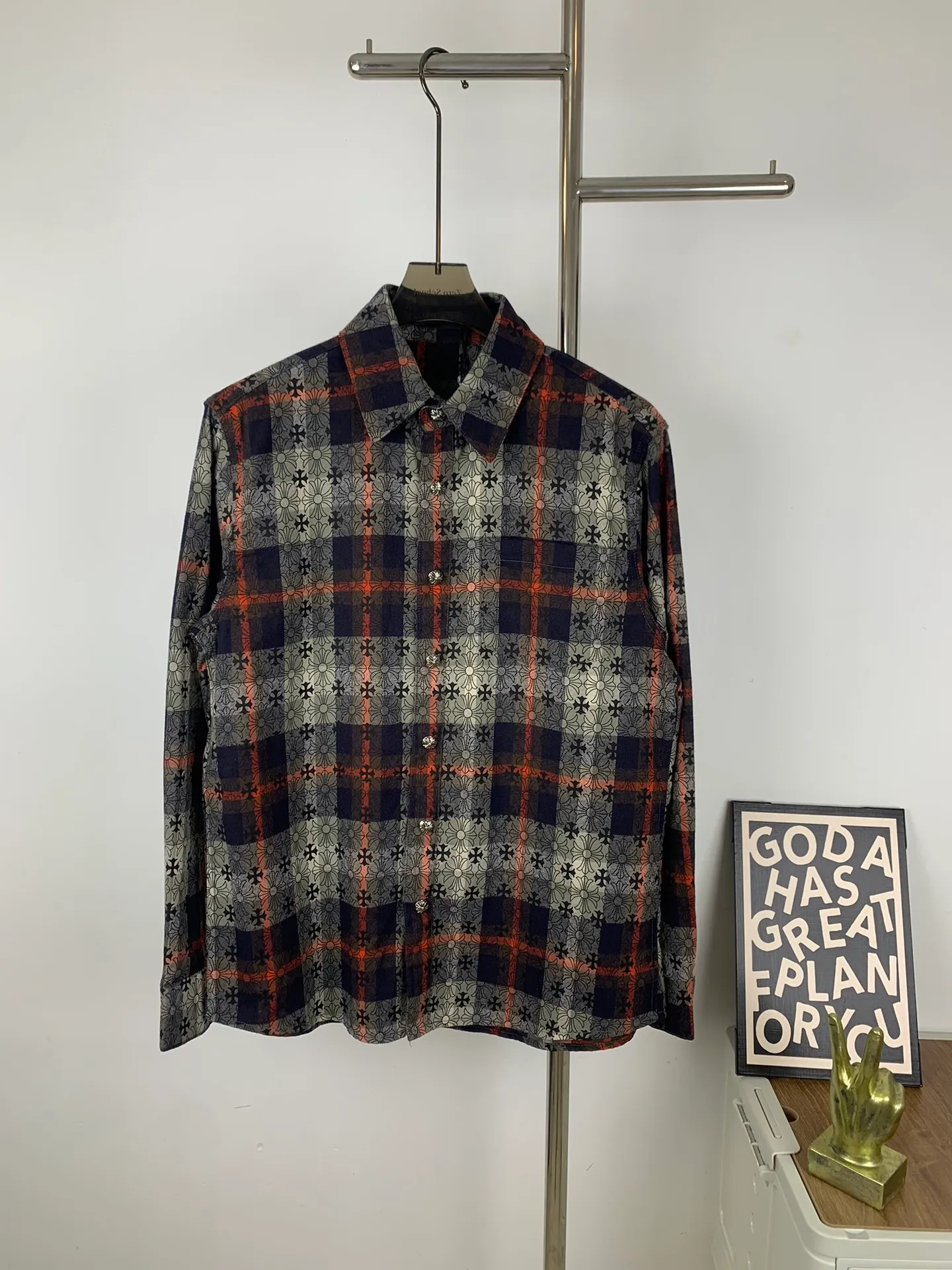 P230 💰Model number G733 Chrome Hearts classic cashew flower cross all-over printed jacquard long-sleeved top couple casual shirt 1️⃣Customized original jacquard fabric, high-quality pure cotton jacquard plaid fabric, soft and comfortable to the touch, a very high-quality fabric! 2️⃣The details of the workmanship are perfectly controlled. The lining is made of vest hemming, and the cuffs are made of double cross leather labels. It is different from the ordinary version. The collar is also designed with interlining, which shows high-end fashion and personality. The style is fashionable, simple and elegant, and it is a very versatile jacket! 4⃣️Complete accessories, all customized with original versions! Same style for men and women Color: Purple Red Size: S M L XL